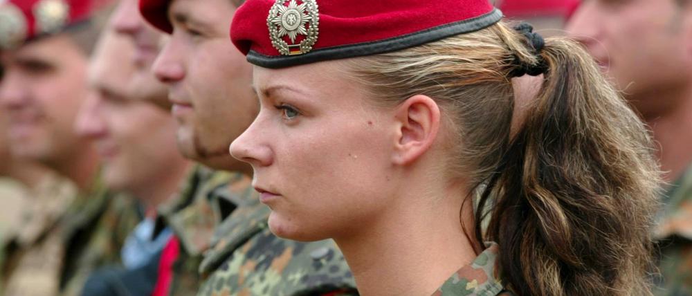 Männliche und weibliche Feldjäger der Bundeswehr des Streitkräftekommandos IV stehen auf dem Truppenübungsplatz der Rommelkaserne.