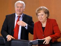 Bundeskanzlerin Angela Merkel (CDU) vor Beginn einer Kabinettssitzung