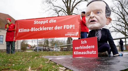 Demonstranten von Compact vor dem Schloss Meseberg am 05.03.2023 bei der Klausurtagung des Bundeskabinetts.