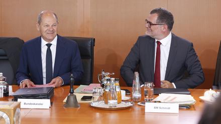 Kanzler Olaf Scholz (l.) mit seinem Kanzleramtschef Wolfgang Schmidt vor einer Kabinettssitzung