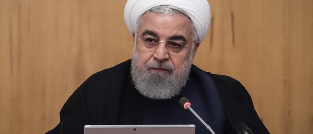 Dieses von der iranischen Präsidentschaft zur Verfügung gestellte Foto zeigt Hassan Ruhani, damals noch Präsident des Iran, der eine Kabinettssitzung leitet. (Archivbild) Foto: Iranian Presidency /dpa 