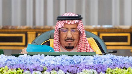 Dieses von der saudi-arabischen Pressesagentur zur Verfügung gestellte Bild zeigt König Salman bin Abdulaziz von Saudi-Arabien bei der Leitung einer Kabinettssitzung. 