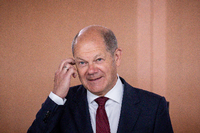Die Bundesministerin für Arbeit und Soziales Andrea Nahles (SPD, l), Bundesinnenminister Thomas de Maiziere (CDU).