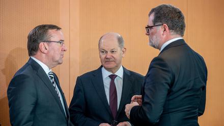  Bundeskanzler Olaf Scholz (SPD, M), spricht mit Wolfgang Schmidt (SPD, r.), Kanzleramtsminister, und Boris Pistorius, (SPD,l.), Verteidigungsminister.