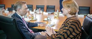 Christian Lindner (FDP), Bundesminister der Finanzen, und Lisa Paus (Bündnis 90/Die Grünen), Bundesministerin für Familie, Senioren, Frauen und Jugend, nehmen an der Sitzung des Bundeskabinetts im Bundeskanzleramt teil.