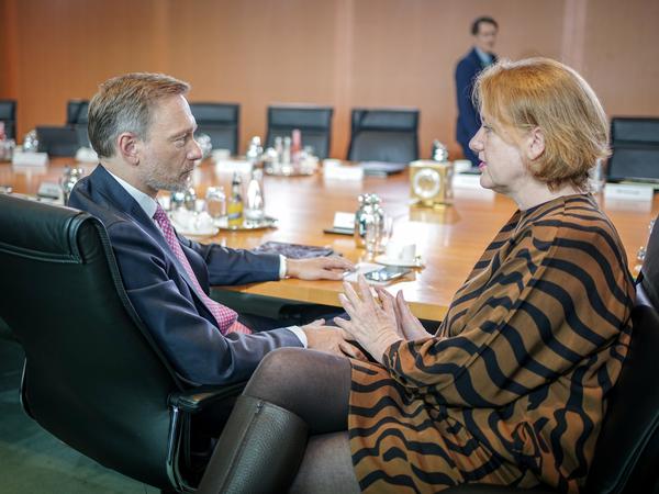Am Rande der Kabinettssitzung. Finanzminister Christian Lindner (FDP) im Gespräch mit Bundesfamilienministerin Lisa Paus (Bündnis 90/Die Grünen).