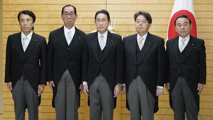 Premierminister Fumio Kishida (Mitte) mit den vier neuen Ministern. Der Kabinettsumbau allein wird seine Regierung kaum retten.
