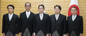 Premierminister Fumio Kishida (Mitte) mit den vier neuen Ministern. Der Kabinettsumbau allein wird seine Regierung kaum retten.