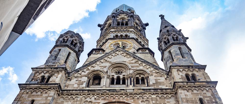 31.08.2020, Berlin: Die Türme der Kaiser-Wilhelm-Gedächtnis-Kirche ragen in den Himmel. Das bekannte Bauwerk feiert sein 125-jähriges Bestehen. Bei einem Pressegespräch wurde das Programm vorgestellt. Foto: Paul Zinken/dpa +++ dpa-Bildfunk +++