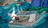 Chirurgische Instrumente liegen im Kreißsaal der Frauenklinik in Erlangen (Bayern) während einer Kaiserschnittentbindung auf einem Tisch.