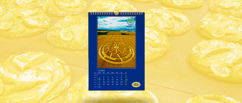 Dieses Kornkreis-Foto in einem Firmenkalender von 2016 sorgt für Aufregung.