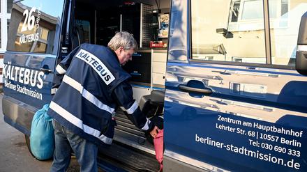Kältebusfahrer Matthias Spreemann belädt den Kältebus mit Schlafsäcken und bereitet den Einsatz des Fahrzeuges vor. 