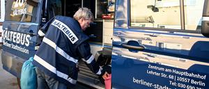 Kältebusfahrer Matthias Spreemann belädt den Kältebus mit Schlafsäcken und bereitet den Einsatz des Fahrzeuges vor. 