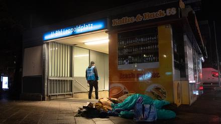 Ein Mitarbeiter des Kältebus der Berliner Stadtmission steht am Bahnhof Leopoldplatz neben dem Lager eines Obdachlosen. 