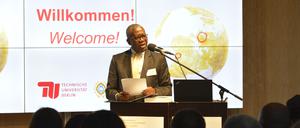 Der kamerunischer Botschafter Victor Ndocki eröffnet die Konferenz mit einer Ansprache. 