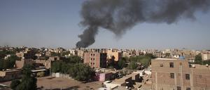 Rauchwolke über Khartum nach einem Raketenangriff