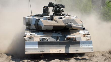 Kampfpanzer vom Typ Leopard 2 bei der Fahrt auf einem Testgelände (Archivbild).