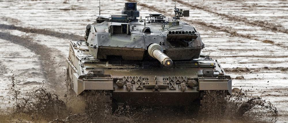 Ein Kampfpanzer der Bundeswehr vom Typ Leopard 2A6.