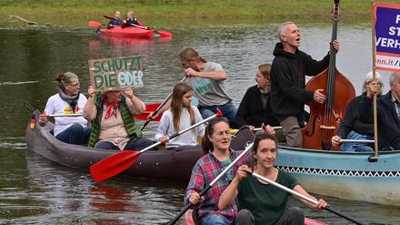 Brandenburg, Kienitz: Auf dem Fluss Oder am Hafen von Kienitz protestieren Menschen in Kanus zum internationalen Tag der Flüsse gegen den Ausbau des Flusses Oder. 