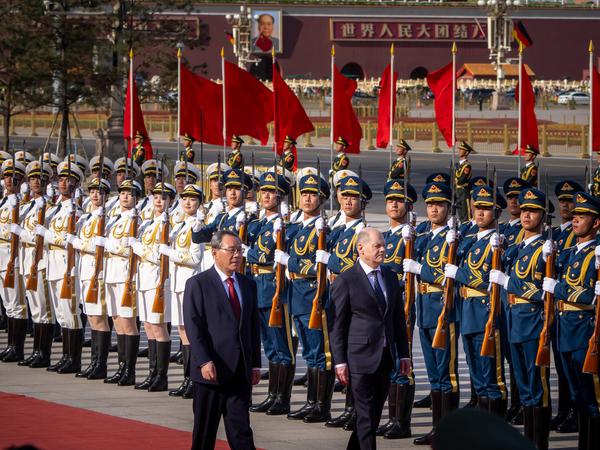Bundeskanzler Olaf Scholz (r., SPD) wird vor der Großen Halle des Volkes vom chinesischen Premierminister Li Qiang mit militärischen Ehren empfangen. Der Besuch in Peking markiert den Abschluss von Scholz‘ dreitägiger Reise durch China. 