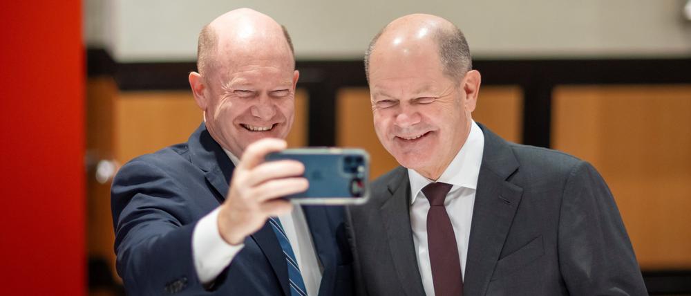Dieses von der Bundesregierung zur Verfügung gestellte Foto zeigt Bundeskanzler Olaf Scholz (SPD, r) mit seinem amerikanischen Doppelgänger Chris Coons, Senator im Bundesstaat Delaware. 