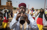 Flöten für Deutschland. Beim Afrika-Besuch der Kanzlerin in Niamey im Niger in Afrika wurde sie auch musikalisch begrüßt.
