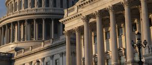 ARCHIV - 31.01.2020, USA, Washington D.C.: Blick auf das Friedensdenkmal und die Kuppel des US-Kapitols bei bewölktem Himmel.  (zu dpa: «US-Haushalt: Demokraten und Republikaner verkünden Einigung») Foto: J. Scott Applewhite/AP/dpa +++ dpa-Bildfunk +++