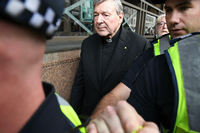 Weist Vorwürfe zurück: Der australische Kardinal George Pell nach dem Gerichtstermin in Melbourne