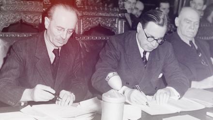 Bayerns Ministerpräsident Wilhelm Hoegner (l.) unterzeichnet 1946 mit seinem hessischen Kollegen Karl Geiler in München ein in der amerikanischen Zone geltendes Gesetz zur Befreiung vom Nationalsozialismus und Militarismus. 