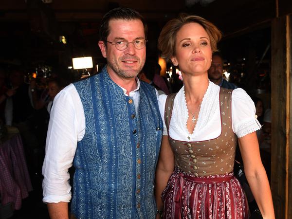 Karl-Theodor zu Guttenberg und seine Frau Stephanie Freifrau zu Guttenberg auf dem Oktoberfest 2018 im Käferzelt. (Archiv)
