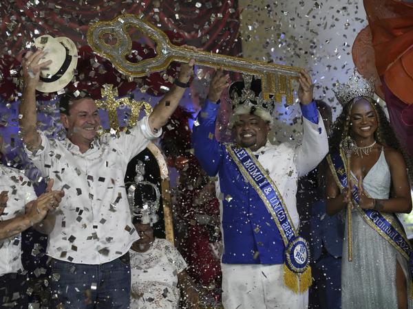 Karnevalskönig Momo (2.v.r), Caio Cesar Dutra, erhält die Schlüssel der Stadt von Eduardo Paes (2.v.l), Bürgermeister von Rio de Janeiro.