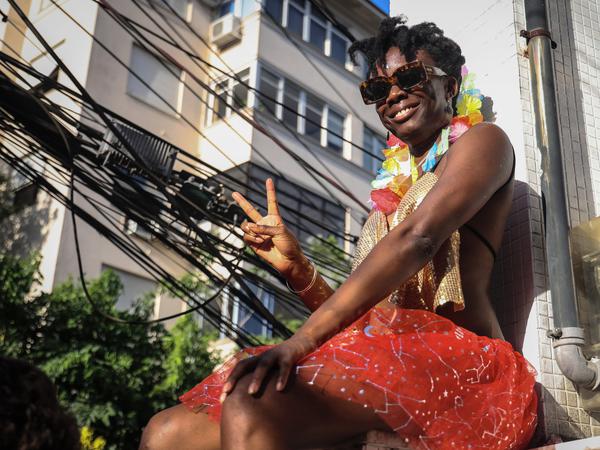Jetzt geht’s los. Siegesgewisser Gruss zu Beginn des brasilianischen Karnevals.