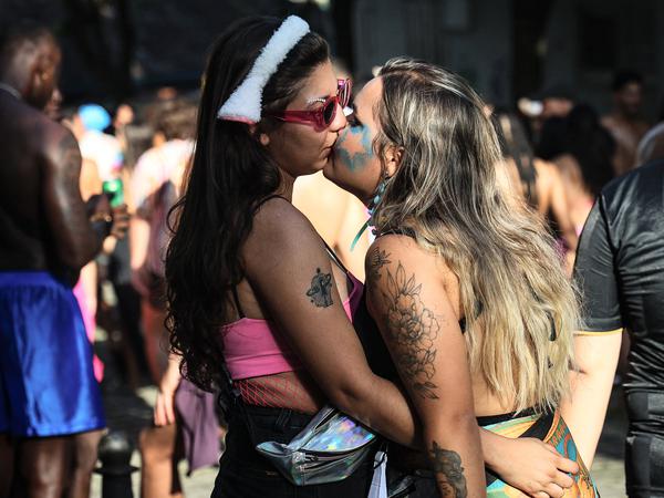 Karneval ist weltweit ein Ort, an dem Zuneigung, körperliche Nähe und Liebe zelebriert werden. Hier küssen sich zwei Frauen am Rande des Umzugs in Rio. 