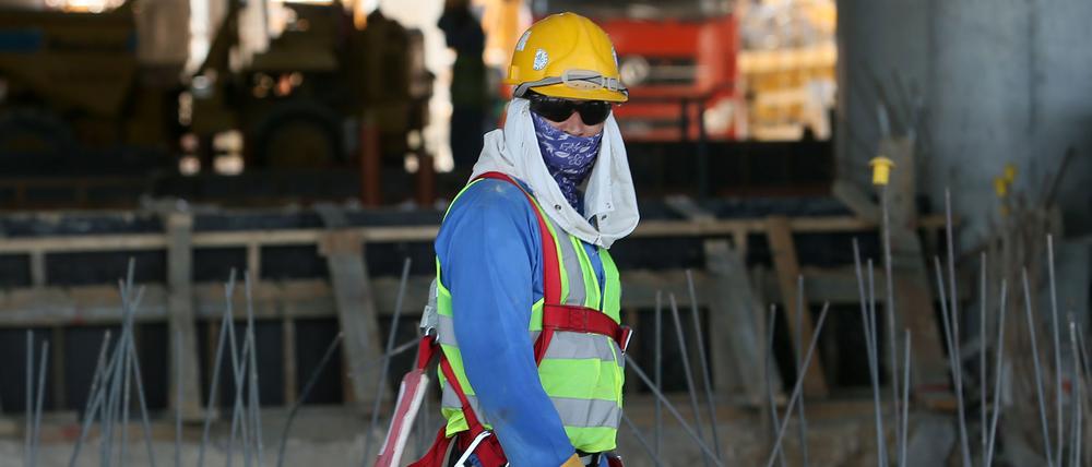 Ein ausländischer Arbeit auf einer Baustelle in Katar (Archivbild von 2013)