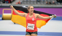 Die deutsche Hammerwerferin Kathrin Klaas freut sich über den ersten Platz.