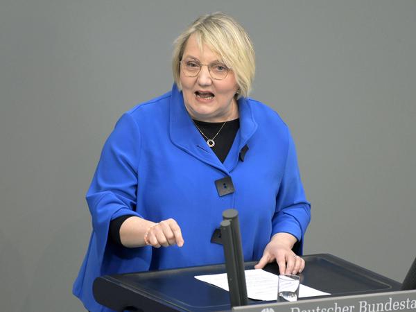 Katja Mast während einer Rede im Plenum des Deutschen Bundestags.