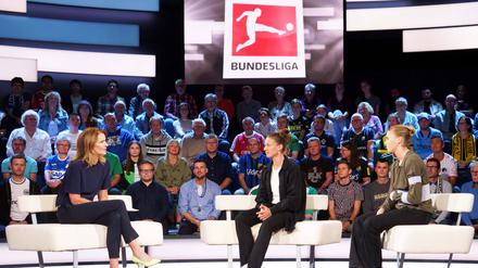Wenn das ZDF mal jünger wird, [GRUNDTEXT]dann meistens im „Aktuellen Sportstudio“. Moderatorin Katrin Müller-Hohenstein (links) spricht mit den Fußball-Nationalspielerinnen Felicitas Rauch (Mitte) und Laura Freigang. 