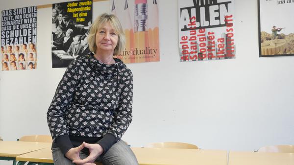 Katrin Schöning, Politiklehrerin an der Gesamtschule Kleinmachnow, berichtet von Antisemitismus im Unterricht.