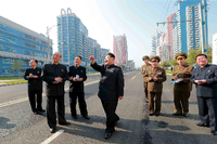 Abgeschottet. Der nordkoreanische Staatschef Kim Jong Un inspiziert auf diesem von der staatlichen Nachrichtenagentur KCNA verbreiteten Foto eine fertiggestellte Straße Pjöngjang.