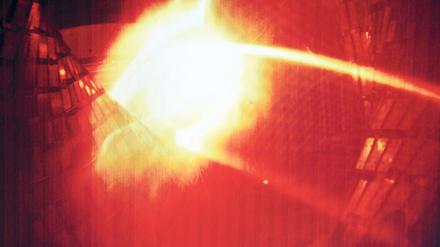 Ein farbig aufbereitetes Computerbild zeigt das erste Plasma das 2015 in der Kernfusionsforschungsanlage „Wendelstein 7-X“ erzeugt wurde. Dazu wurden zehn Milligramm Helium in einem Magnetfeld einer Vakuumkammer auf eine Million Grad Celsius erhitzt.