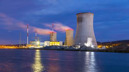 Kernkraftwerk Tihange in Huy, Wallonien, Belgien, an der Maas.