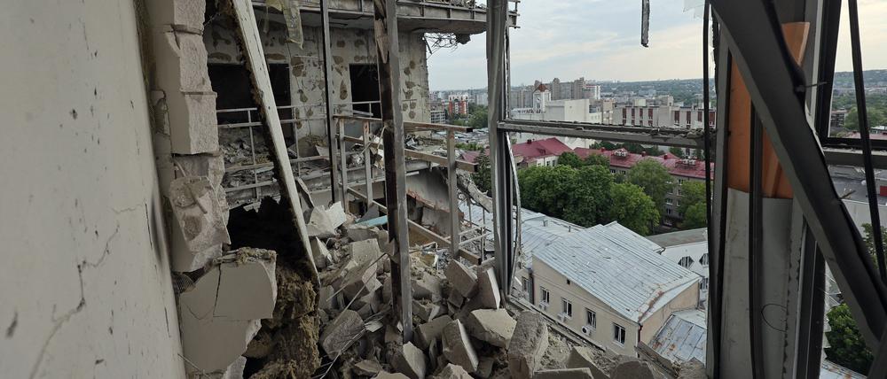 Blick auf zerstörte Gebäude in Charkiw.