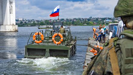 Ein russisches Boot auf dem Dnipro.