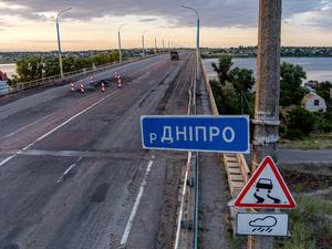 Die Antoniwkabrücke über den Dnepr vergangenen Juli. Mittlerweile ist die Brücke nahezu vollständig zerstört.