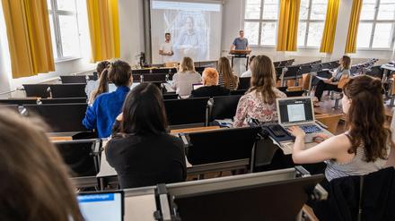 Blick in einen Hörsaal und eine laufende Lehrveranstaltung der Katholischen Hochschule für Sozialwesen Berlin (KHSB) mit Sitz in Karlshorst. 