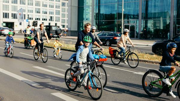 Familien und Kinder setzen am Wochenende mit ihren Rädern ein Zeichen für mehr Verkehrssicherheit in Berlin.