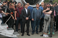 Der ukrainische Regisseur Oleg Senzow (rechts) begrüßt seine Tochter. Der ukrainische Präsident Selenski (im dunklen Anzug) hatte die Freilassung ausgehandelt.