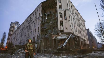 Ein Polizist steht Wache vor einem beschädigten Hotel in Kiew.