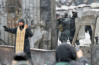 Zwischen den Fronten: Ein orthodoxer Priester versucht in Kiew zwischen Regierungsgegnern und Sicherheitskräften zu vermitteln - vergeblich.