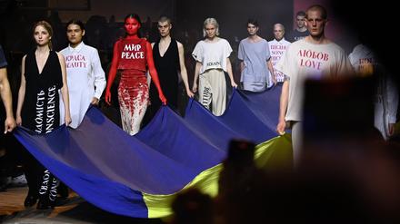 Im Kraftwerk präsentieren Models Kreationen des ukrainischen Designers Jean Gritsfeldt und tragen dazu eine ukrainische Fahne. 